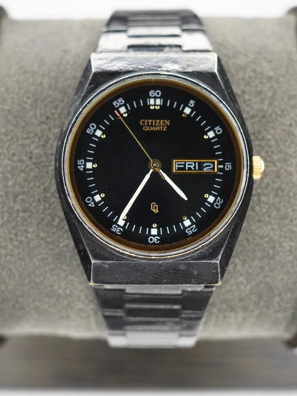 Vintage 1980s Citizen CQ 6101-S05413 Quartz Day-Date Black Gold-Tone Watch